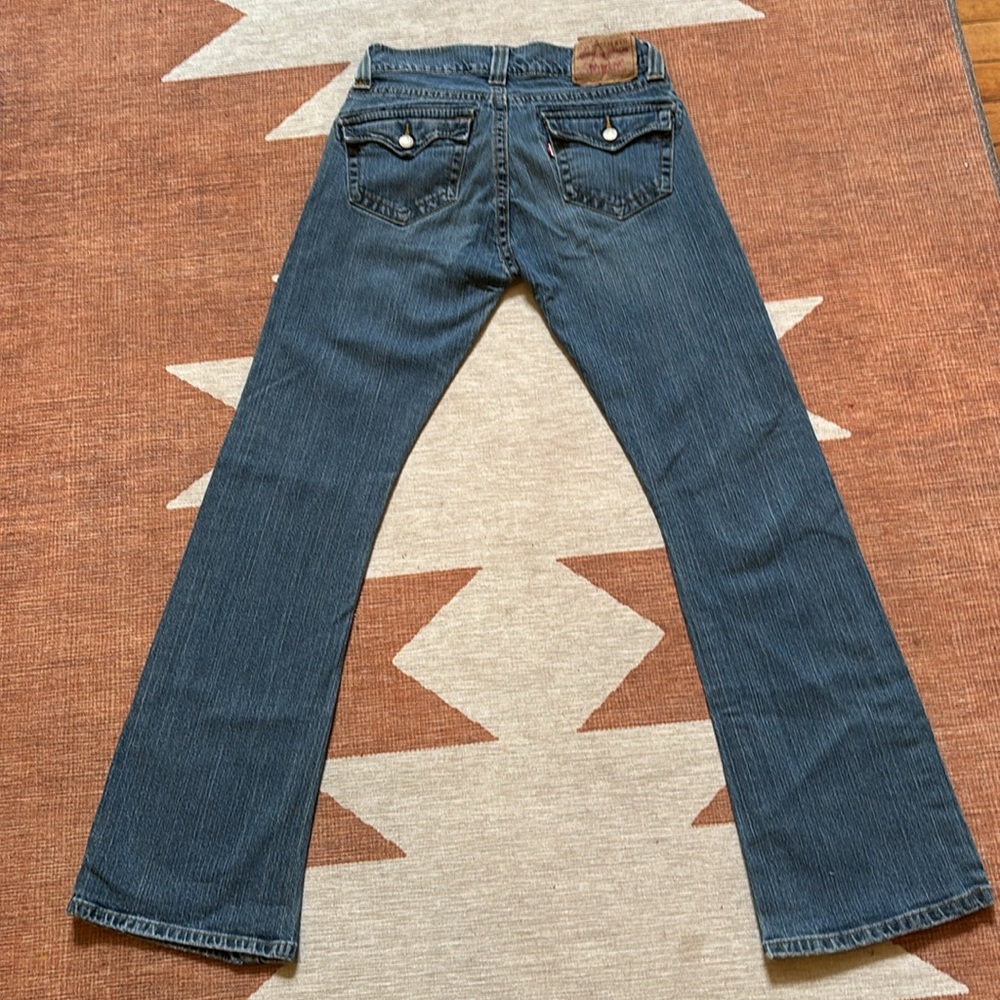 Women’s size 6 low rise flared Levi’s - Picture 2 of 3
